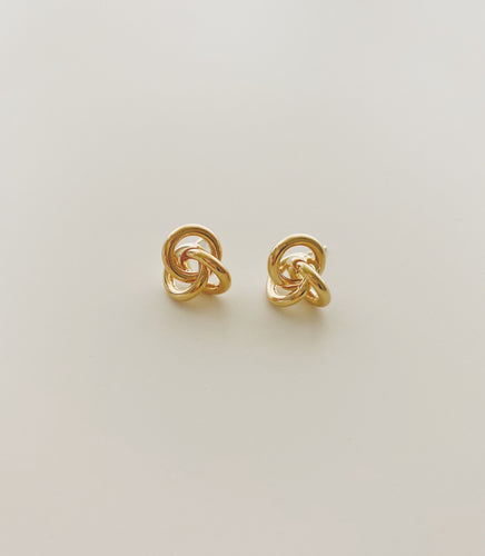 Elegant knot earrings